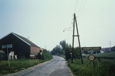 DIA68064 Op de grens van de bebouwde kom Vierpolders; 1973