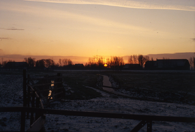 DIA68068 Zicht richting de Rijswaartsedijk tijdens een zonsondergang; 1979