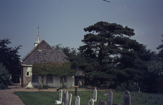 DIA68083 De dorpskerk van Vierpolders, gezien vanaf de begraafplaats; 1973