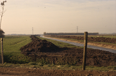 DIA68093 Aanleg van watergang langs de toekomstige N57, zicht richting de Groene Kruisweg; ca. 1981