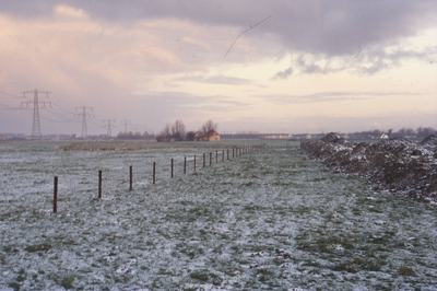 DIA68094 Besneeuw polderlandschap, gezien richting Tussenweg; ca. 1981