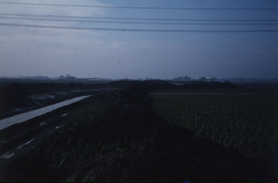 DIA68099 Aanleg van watergang langs de toekomstige N57, zicht richting de Mosterdijk (Spruiten op het land); ca. 1981