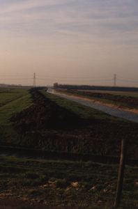 DIA68100 Aanleg van watergang langs de toekomstige N57, zicht richting de Krommeweg; ca. 1981