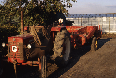 DIA68107 Loonbedrijf Hokke; tractor met stropers; 1979