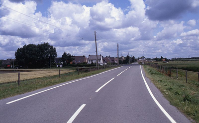 DIA69173 De Drogendijk, links de Kerkweg; ca. 1993