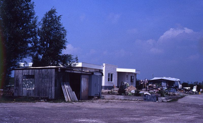 DIA69454 Nieuwbouw van een bungalow; ca. 1982