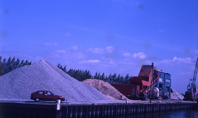 DIA69455 De zand en grindhandel bij de haven langs het Spui; ca. 1982