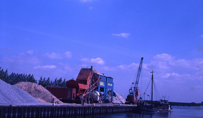 DIA69457 De zand en grindhandel bij de haven langs het Spui; ca. 1982