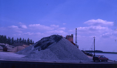 DIA69458 De zand en grindhandel bij de haven langs het Spui; ca. 1982