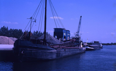 DIA69471 De zand en grindhandel bij de haven langs het Spui; ca. 1982