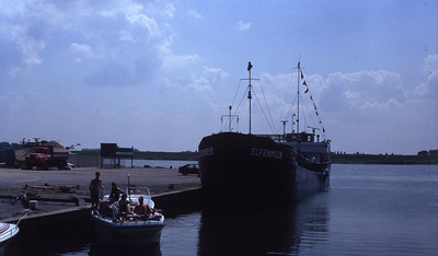 DIA69473 De zand en grindhandel bij de haven langs het Spui; ca. 1982