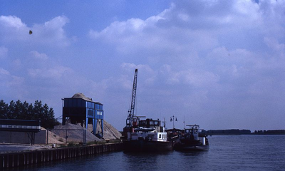 DIA69476 De zand en grindhandel bij de haven langs het Spui; ca. 1982