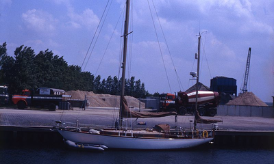 DIA69478 De zand en grindhandel bij de haven langs het Spui; ca. 1982