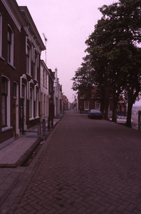 DIA70002 Kijkje op de Henri Fordstraat en Dorpsstraat, met links het voormalige gemeentehuis; 30 april 1976