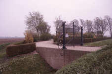 DIA70003 De begraafplaats langs de Wouddijk; 30 april 1976