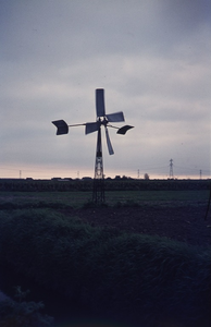 DIA70016 Een Bosmanmolen in de polder van Zwartewaal; 1973