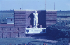 DIA70026 Het oorlogsmonument ter nagedachtenis aan de slachtoffers van de Tweede Wereldoorlog; ca. 1970