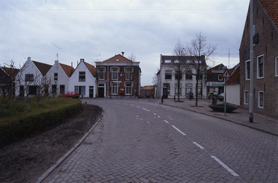 DIA70027 Woningen op de hoek van de Henri Fordstraat en de Havenkade. Rechts de zeilmakerij; ca. 1991