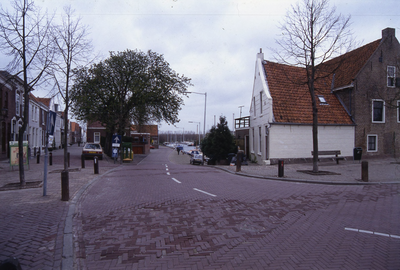 DIA70032 Woningen langs de Dorpsstraat, rechts de zeilmakerij; ca. 1991