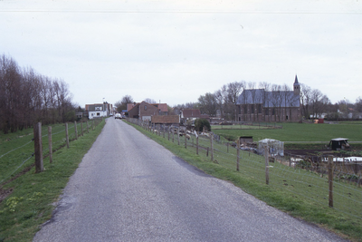 DIA70062 De polder van Zwartewaal met de kerk op de achtergrond. Rechts volkstuinen; ca. 1991