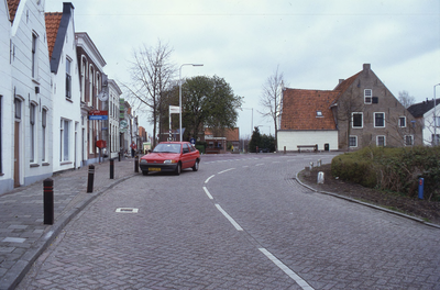 DIA70066 Woningen op de hoek van de Henri Fordstraat en de Havenkade. Rechts de zeilmakerij; ca. 1991