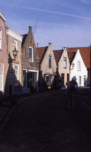 DIA70075 Een wielrenner fietst door de Dorpsstraat; ca. 1998