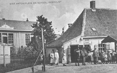 DIA_PB0006 Kijkje op het St. Anthonieplein, met de school en de smederij; ca. 1910