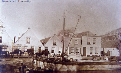 DIA_PB0018 Een schip ligt afgemeerd langs de haven van Heenvliet; ca. 1905