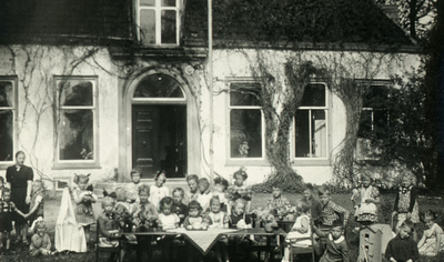 DIA_PB0112 Kinderen op de Mildenburgschool; ca. 1925