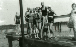 DIA_PB0125 Zwemmen in het zwembad in het Molenvest in Brielle; ca. 1935