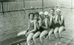 DIA_PB0126 Zwemmen in het zwembad in het Molenvest in Brielle; ca. 1935