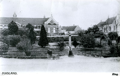 FOTO_PB019 Kijkje op de het plantsoen op de Ring, met waterpomp, en de school; ca. 1910