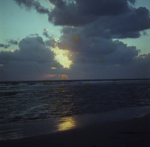 DIA_GF_1004 Zonsondergang aan het strand; ca. 1963