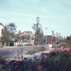DIA_GF_1007 Woningen langs de Stationsweg, met de huisartsenpraktijk; 31 augustus 1963