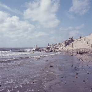 DIA_GF_1013 Kijkje op het strand; 29 augustus 1962