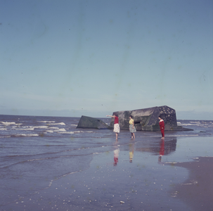 DIA_GF_1021 Kijkje op het strand, met een bunker uit de Tweede Wereldoorlog; 19 augustus 1962