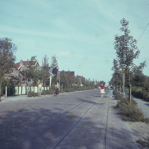 DIA_GF_1035 Woningen langs de Stationsweg, met de huisartsenpraktijk; 31 augustus 1963