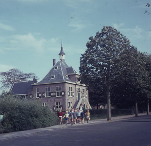 DIA_GF_1036 Het voormalige gemeentehuis van Oostvoorne; 31 augustus 1963