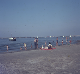 DIA_GF_1044 Badgasten op het strand, op de achtergrond industrie; 31 augustus 1962