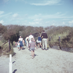 DIA_GF_1053 Badgasten lopen op het pad naar het strand; 31 augustus 1962
