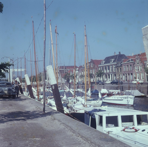 DIA_GF_1062 Plezierschepen liggen afgemeerd langs het Maarland; 2 juni 1963