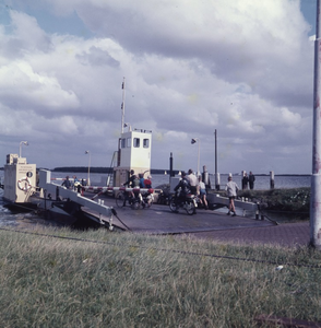 DIA_GF_1063 De veerpont tussen Brielle en Rozenburg; ca. 1962