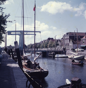 DIA_GF_1064 Plezierschepen liggen afgemeerd langs het Maarland, op de achtergrond de Julianabrug; 17 augustus 1961