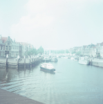 DIA_GF_1067 Kijkje op het Maarland, het Noord Spui en diverse plezierschepen; ca. 1962