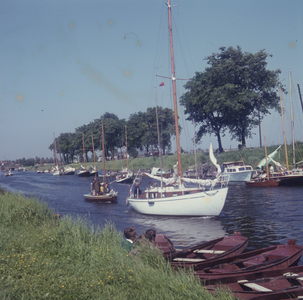 DIA_GF_1068 Schepen varen door de Buitenhaven; 19 augustus 1962