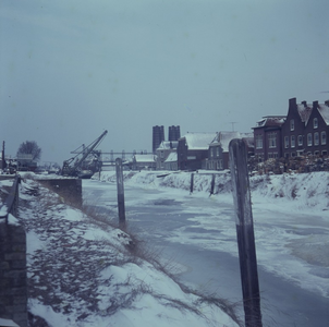 DIA_GF_1074 De Zuid Spui is dicht gevroren, op de achtergrond het Slagveld met de Kalkfabriek; winter 1963
