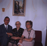 DIA_GF_1115 Een oudere vrouw (lid van de katholieke kerk) in haar huiskamer, met de pastoor; ca. 1967