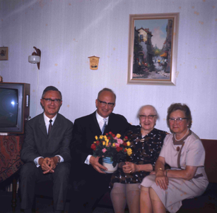 DIA_GF_1116 Een oudere vrouw (lid van de katholieke kerk) in haar huiskamer, met de pastoor; ca. 1967