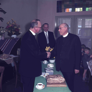 DIA_GF_1122 Een afscheidsreceptie van de pastoor (?); ca. 1967