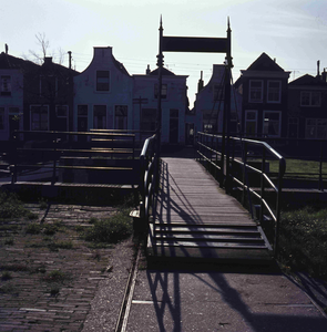 DIA_GF_1171 De Kippenbrug over de Maarlandse haven, op de achtergrond de huizen langs het Maarland Noordzijde; ca. 1970